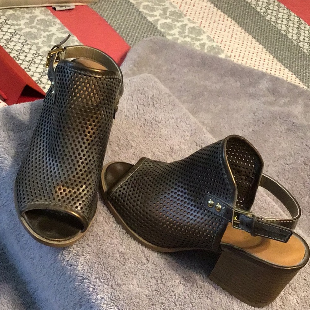 Chunky heel sandal